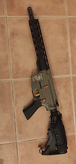AR15 s příslušenstvím 