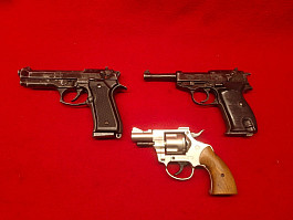 3x plynovka Beretta 92 Walter P38 a revolver