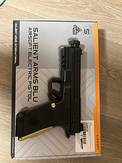 Elektrická airsoftová pistole CYMA CM.135S (Salient Arms BLU) – kompletní set