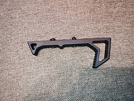 P: Přední grip DA