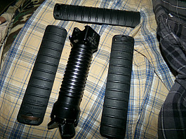 Knights Armament krytky  na RIS a ručka GRIPPOD  GPS  G.P.S