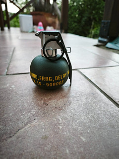 granát replika m67