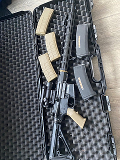Ar-15 v základu s kolimátorem 
