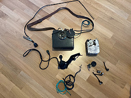 Radiostanice R-126 + vnitřek druhé radiostanice