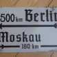 směrovník Berlín - Moskva: kovová cedule